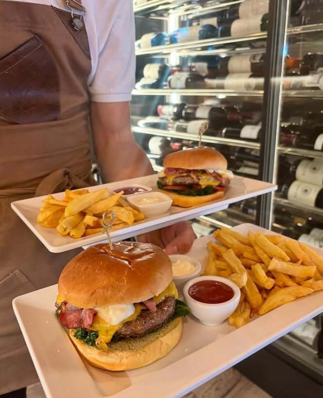 Hamburguesa gourmet con patatas fritas