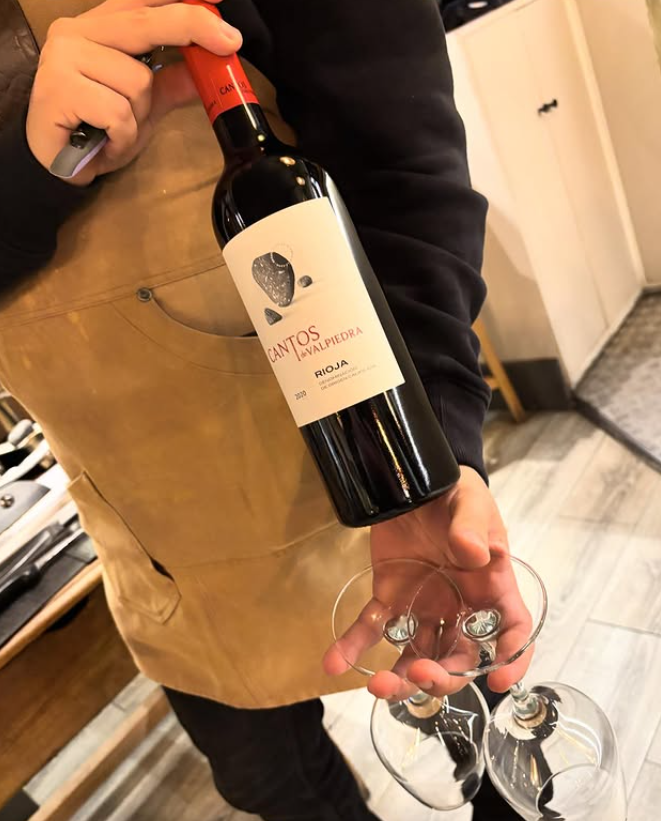 Copa de vino tinto maridando la cena